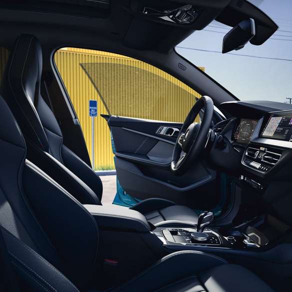 Puesto de conducción orientado al conductor nuevo BMW Serie 2 Gran Coupé Puesto de conducción orientado al conductor nuevo BMW Serie 2 Gran Coupé F44 2020, interior del coche coupé
