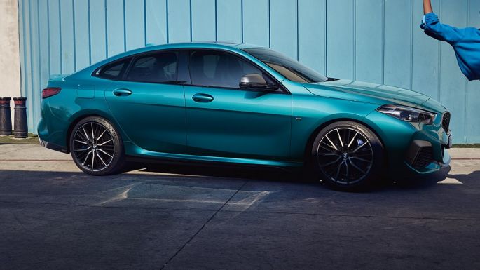 Atractiva silueta de coupé nuevo BMW Serie 2 Gran Coupé Atractiva silueta de coupé nuevo BMW Serie 2 Gran Coupé Snapper Rocks Blau metalizado F44, vista lateral