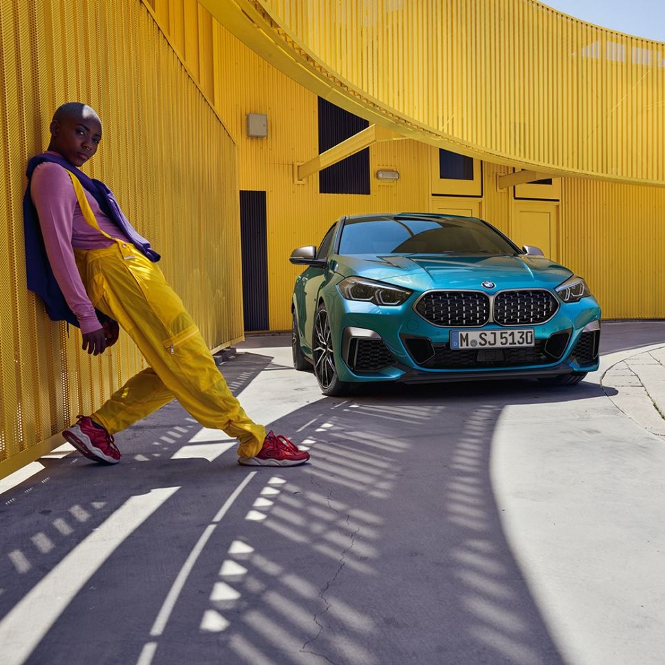 Nuevo BMW Serie 2 Gran Coupé Nuevo BMW Serie 2 Gran Coupé con parrilla doble con diseño de malla Snapper Rocks Blau metalizado F44, vista de tres cuartos del frontal del coche coupé