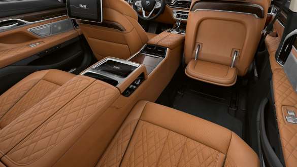 Lounge Ejecutivo del BMW Serie 7 Sedán Lounge Ejecutivo del BMW Serie 7 Sedán: área de los asientos traseros con la mayor comodidad