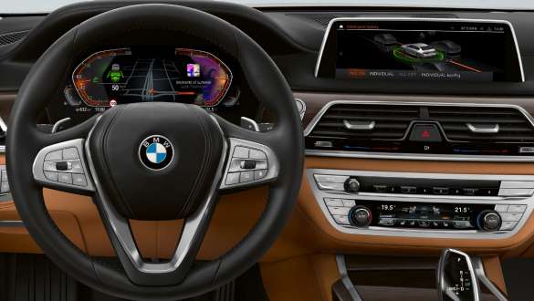 BMW Serie 7 Sedán: Asistente de Conducción Profesional BMW Serie 7 Sedán: Pantalla y conjunto de instrumentos que muestran el Asistente de Conducción Profesional