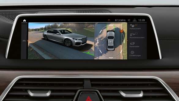 BMW Serie 7 Sedán: Asistente de Estacionamiento Plus BMW Serie 7 Sedán: pantalla que muestra el Asistente de Estacionamiento Plus