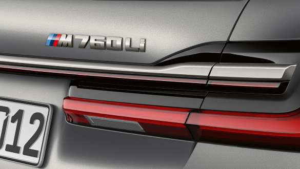 Insignia M760Li del BMW Serie 7 Sedán BMW Serie 7 Sedán: acercamiento de la insignia M760Li en la parte trasera