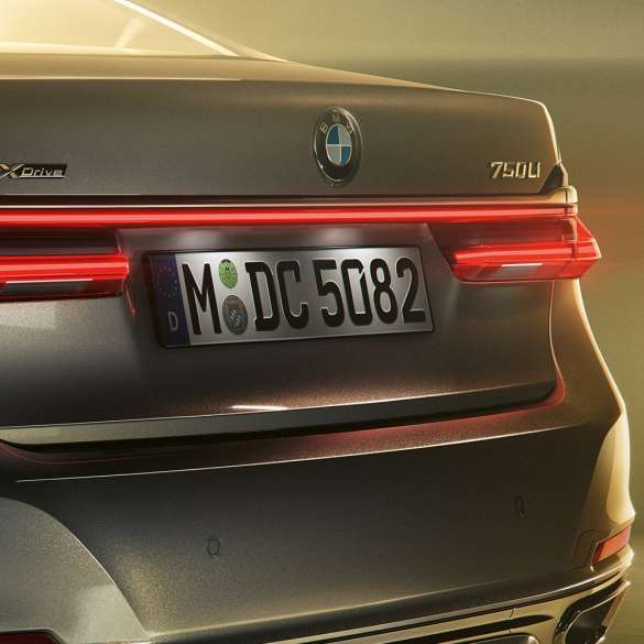 Insignia de 750Li del BMW Serie 7 Sedán BMW Serie 7 Sedán: acercamiento de la insignia de 750Li en la parte posterior