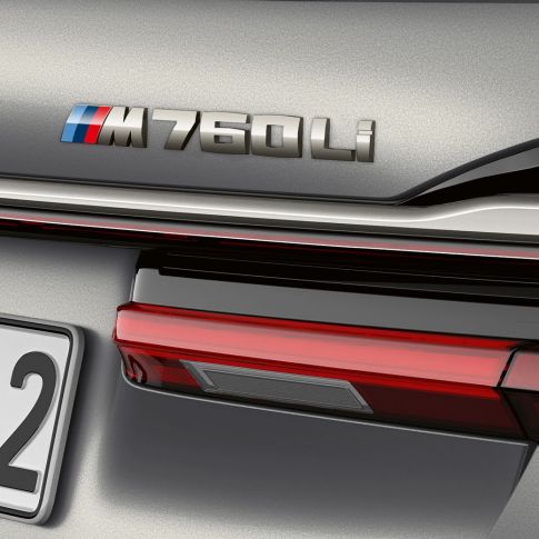 BMW Serie 7 Sedán: acercamiento de la insignia BMW M760Li BMW Serie 7 Sedán: acercamiento de la insignia BMW M760Li en la parte trasera