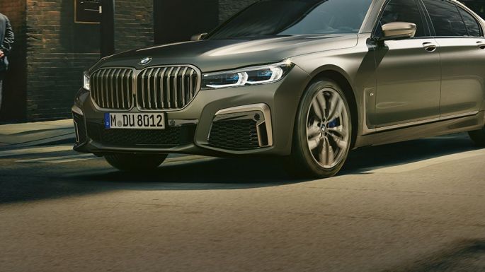 BMW M760Li xDrive en escenario urbano BMW M760Li xDrive en vista frontal lateral al conducir en la calle en un escenario urbano