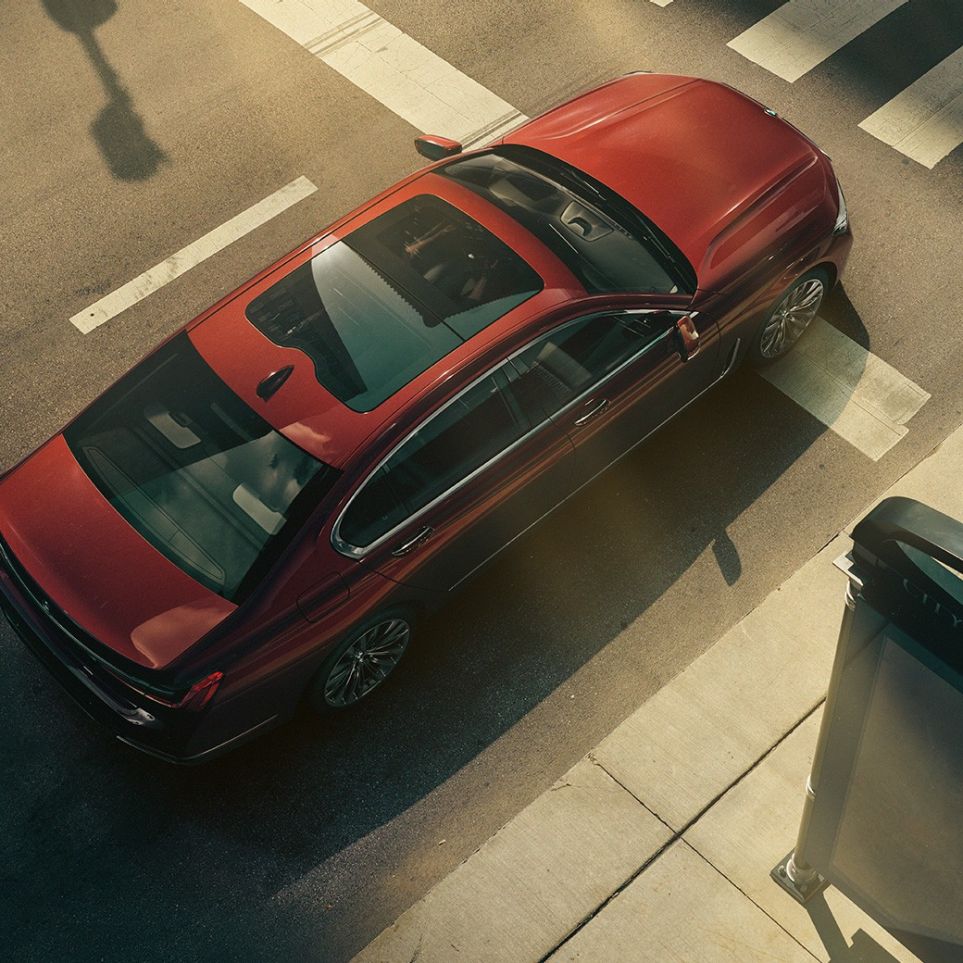 BMW Serie 7 Sedán Individual, perspectiva de ojo de ave BMW Serie 7 Sedán Individual en rojo en perspectiva de ojo de ave