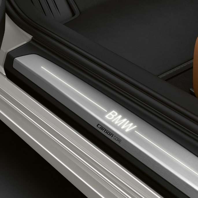 BMW Serie 8 Coupé, Einstiegsleisten. BMW 8 Series Coupé, Einstiegsleisten con designación iluminada BMW.