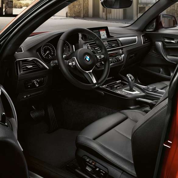 Cabina del BMW M240i Coupé Cabina del BMW M240i Coupé F22 2017 Sunset Orange metálico, interior
