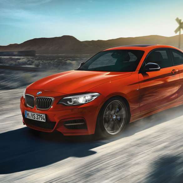 Diseño del BMW M240i Coupé Diseño del BMW M240i Coupé F22 2017 Sunset Orange metálico, vista frontal de tres cuartos