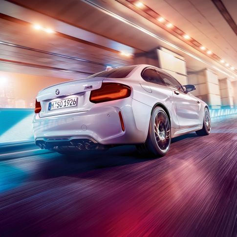 Diseño trasero del BMW M2 Competition F87 Diseño trasero del BMW M2 Competition F87 2018 Hockenheim Silver metálico, vista trasera de tres cuartos