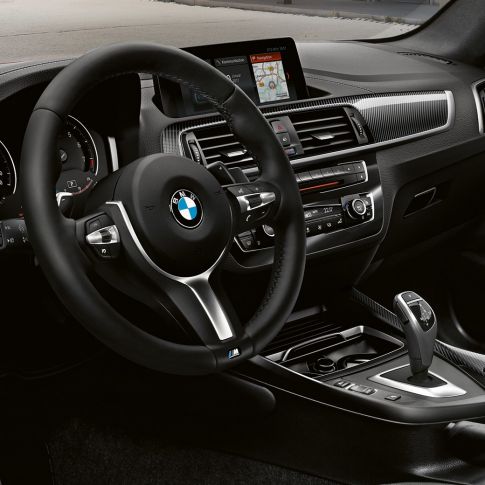 Cabina del BMW M240i Coupé Cabina del BMW M240i Coupé F22 2017 Sunset Orange metálico, interior