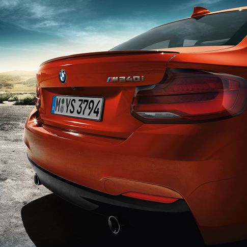 Diseño trasero del BMW M240i Coupé Diseño trasero del BMW M240i Coupé F22 2017 Sunset Orange metálico, vista trasera de tres cuartos