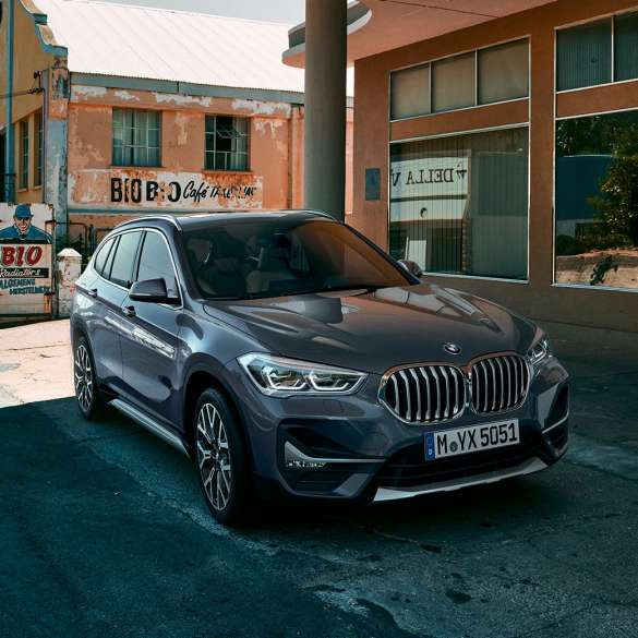 BMW X1, vista frontal tres cuartos. BMW X1, vista frontal tres cuartos frente un escenario urbano.