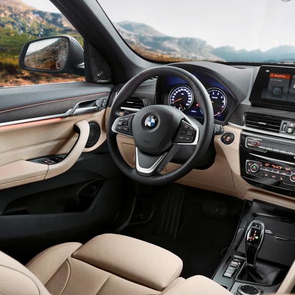 Interior del BMW X1, cabina. Interior del BMW X1, vista de la Control Display de 10,25" en la cabina.