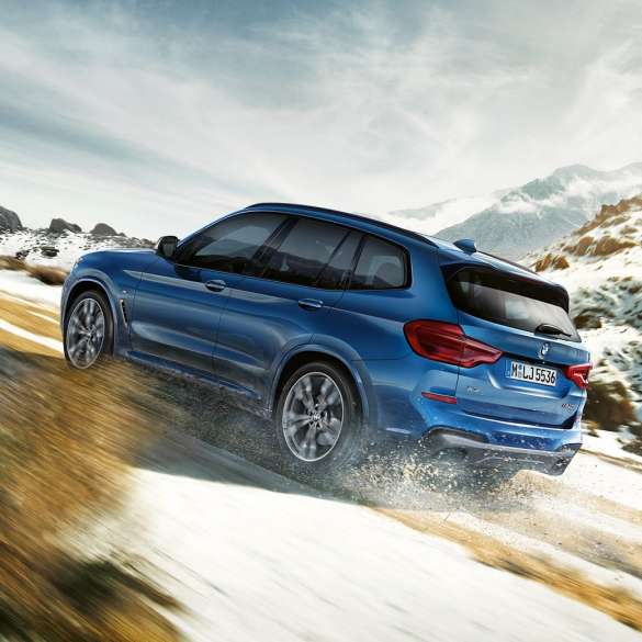 BMW X3 M40i en conducción cuesta arriba BMW X3 M40i en conducción cuesta arriba