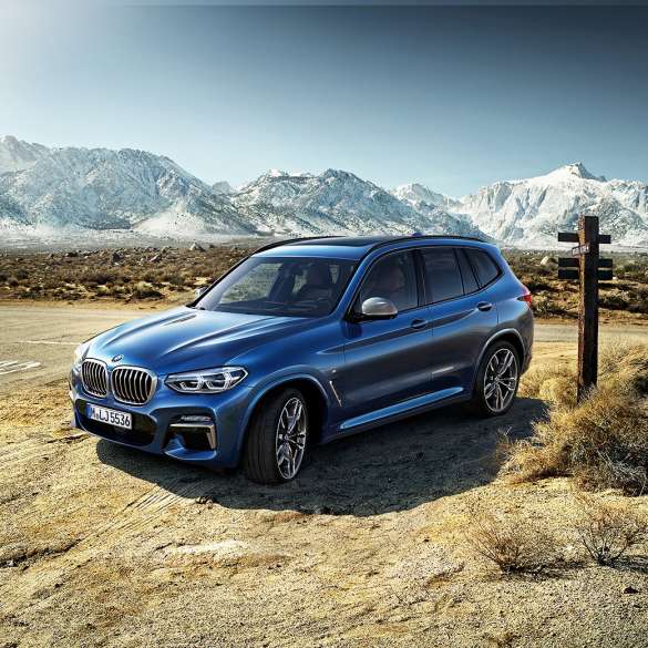 BMW X3 M40i, toma frontal de tres cuartos en las montañas BMW X3 M40i, toma frontal de tres cuartos en las montañas