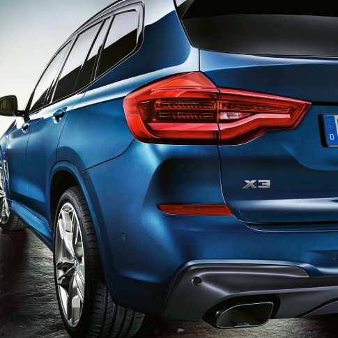 BMW X3 M40i, toma trasera de tres cuartos con faros traseros LED BMW X3 M40i, toma trasera de tres cuartos con faros traseros LED