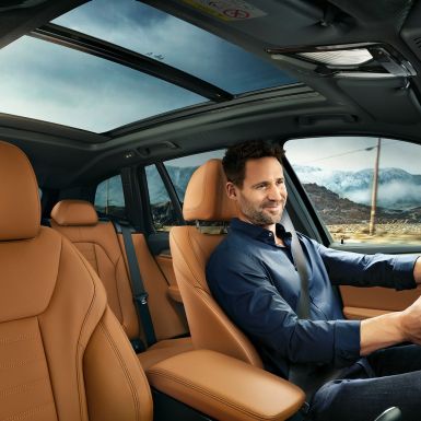 BMW X3 M40i, cabina con un hombre al volante BMW X3 M40i, cabina con un hombre al volante