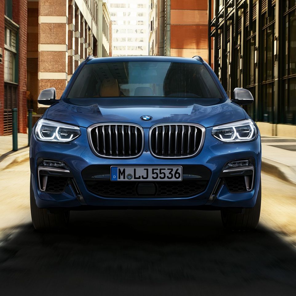 BMW X3 M40i, toma frontal frente a un escenario de ciudad BMW X3 M40i, toma frontal frente a un escenario de ciudad