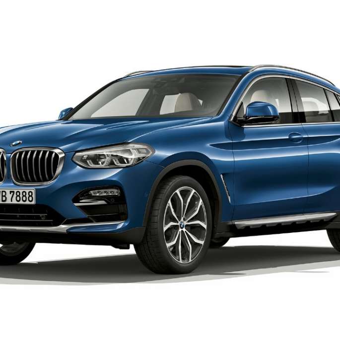 Vista frontal de tres cuartos del BMW X4 Modelo xLine BMW X4 xDrive20d Model xLine G02 2018 Phytonic blue three-quarter front view
