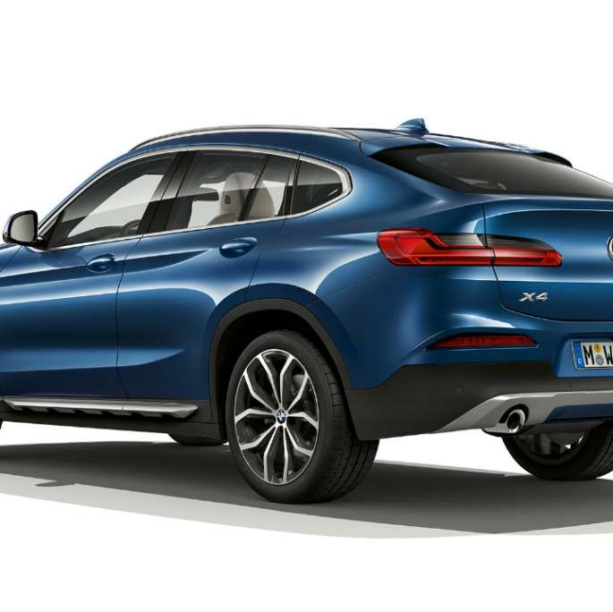 Vista trasera de tres cuartos del BMW X4 Modelo xLine BMW X4 xDrive20d Model xLine G02 2018 Phytonic blue three-quarter rear view