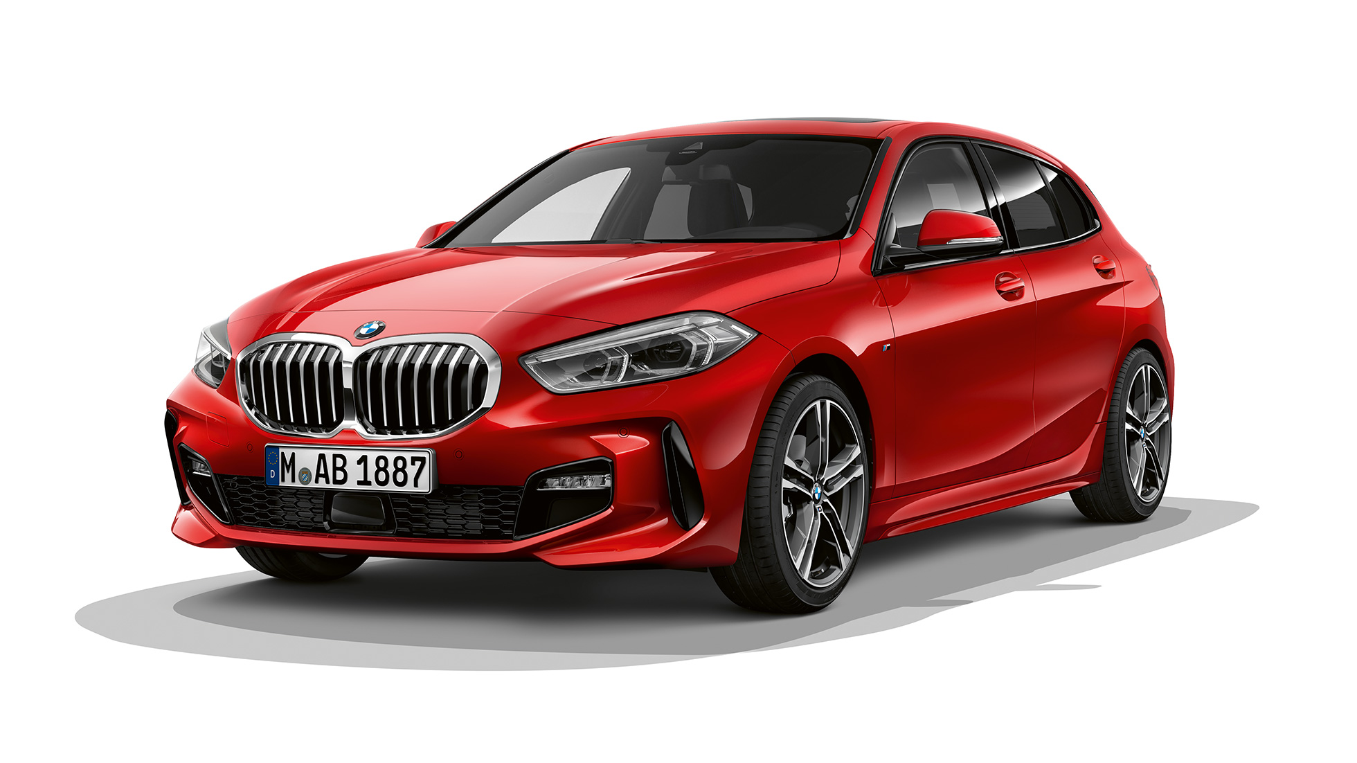 BMW Serie 1 Modelo M Sport, frontal tres cuartos. BMW Serie 1 Modelo M Sport en Melbourne Red metálico, foto en estudio frontal tres cuartos.