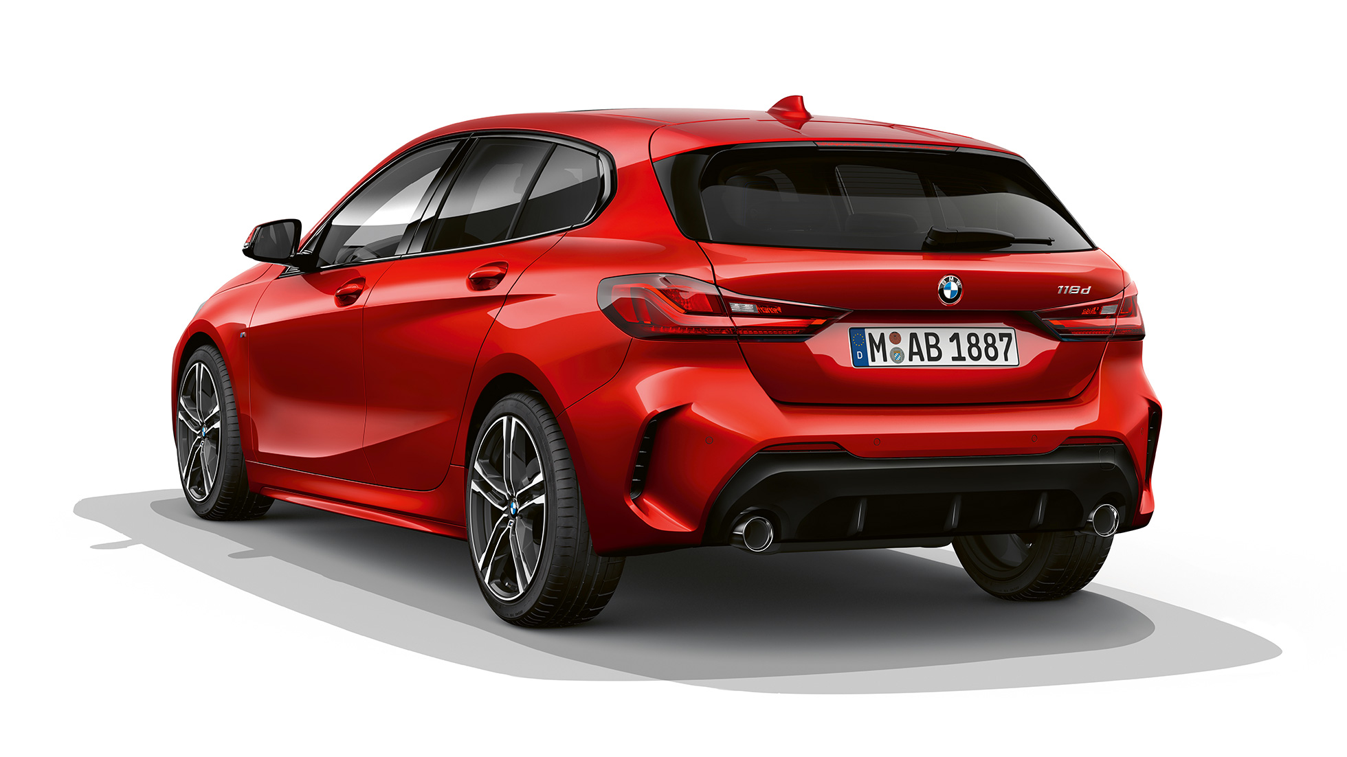 BMW Serie 1 Modelo M Sport, frontal tres cuartos. BMW Serie 1 Modelo M Sport en Melbourne Red metálico, foto en estudio frontal tres cuartos.