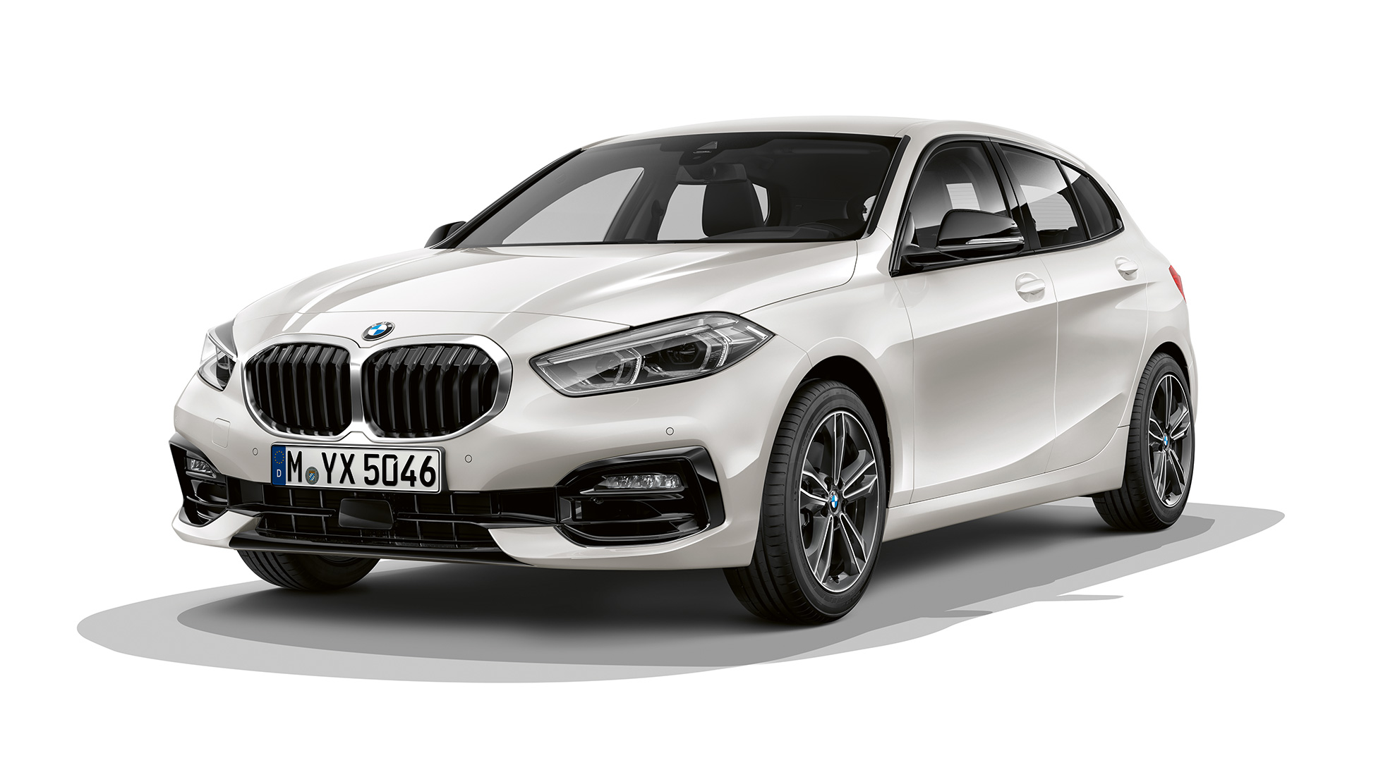 BMW Serie 1 Modelo Sport Line, frontal tres cuartos. BMW Serie 1 Modelo Sport Line en Mineral White metálico, foto de estudio frontal tres cuartos.