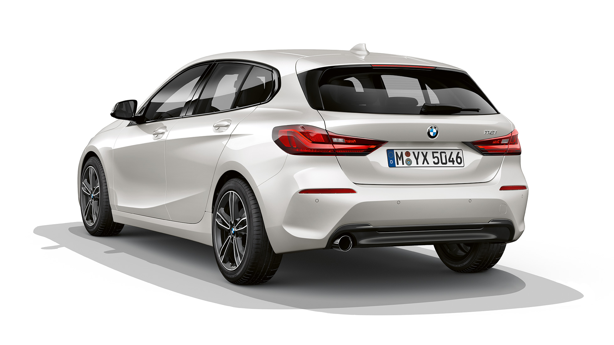 BMW Serie 1 Modelo Sport Line, parte posterior tres cuartos. BMW Serie 1 Modelo Sport Line en Mineral White metálico, foto de estudio parte posterior tres cuartos.