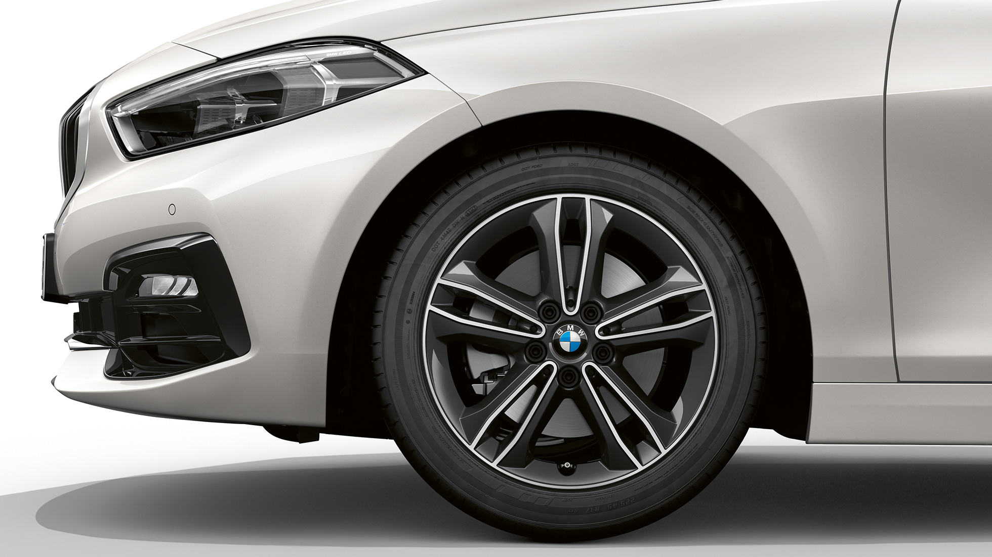 Ruedas de aleación ligera de 17 pulgadas Double-spoke estilo 549. BMW Serie 1 Modelo Sport Line en Mineral White metálico, vista lateral del frontal con llantas de aleación ligera de 17 pulgadas Double-spoke estilo 549.