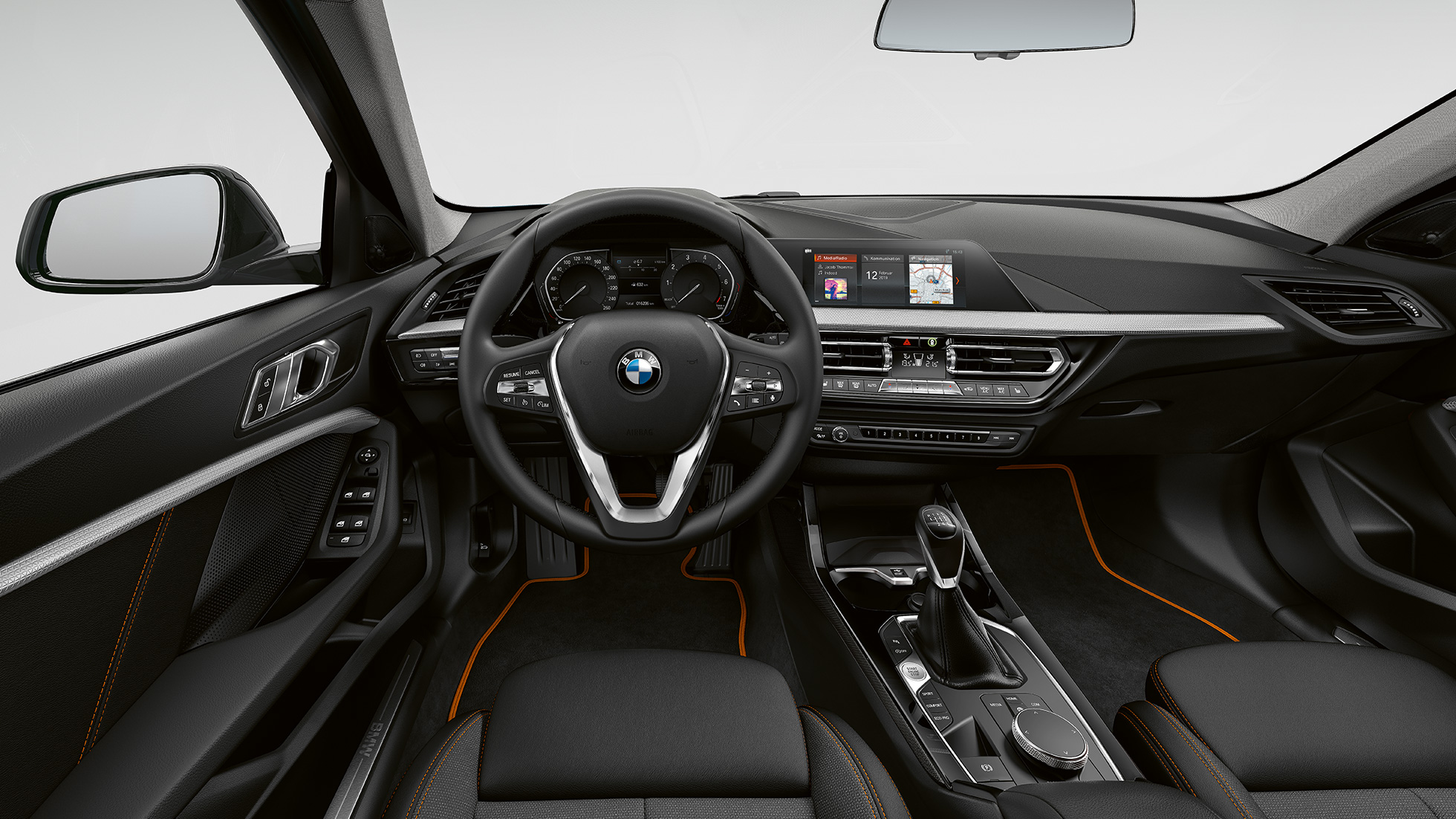 Volante de cuero Sport. BMW Serie 1 Modelo Sport Line, cabina con volante de cuero Sport.