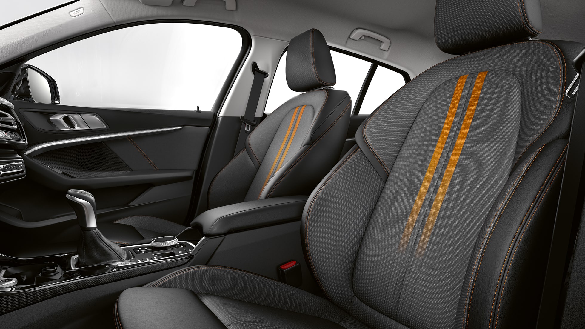 Asientos deportivos para el conductor y el copliloto. BMW Serie 1 Modelo Sport Line, interior con asientos deportivos para el conductor y el copiloto.