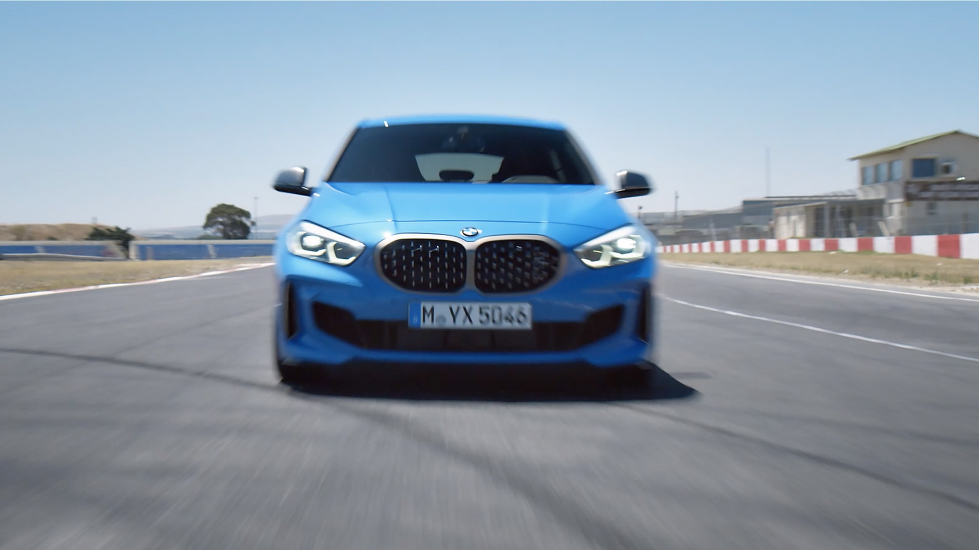 Video con escenas de conducción del BMW Series 1. Video del BMW Serie 1 con escenas de dinamismo de conducción.