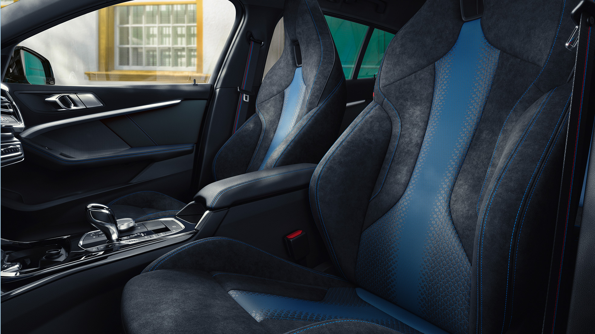 Asientos M Sport. Asientos M Sport con forma ergonómica en el BMW Serie 1 con costuras contrastantes y cabezal integrados.