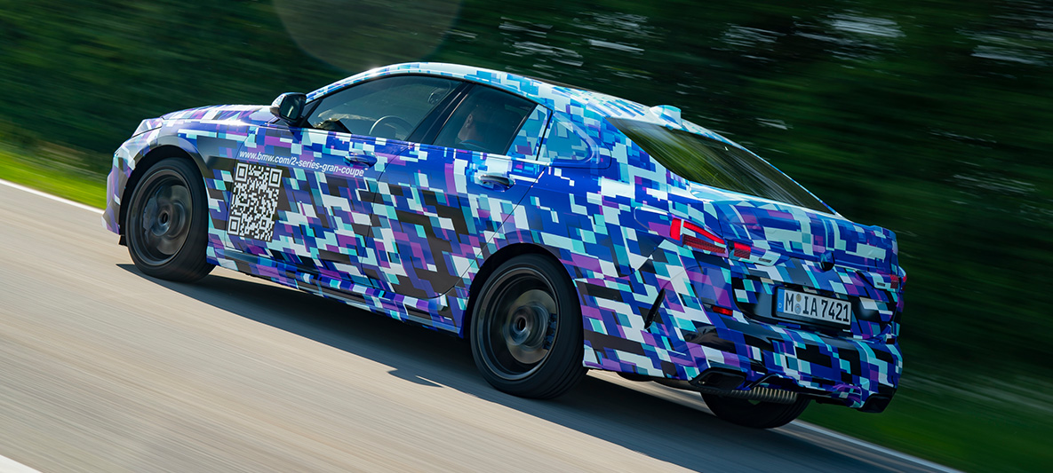 Dinámica de conducción del BMW Serie 2 Gran Coupé BMW M235i xDrive 2020 vista lateral de tres cuartos de un vehículo prototipo oculto