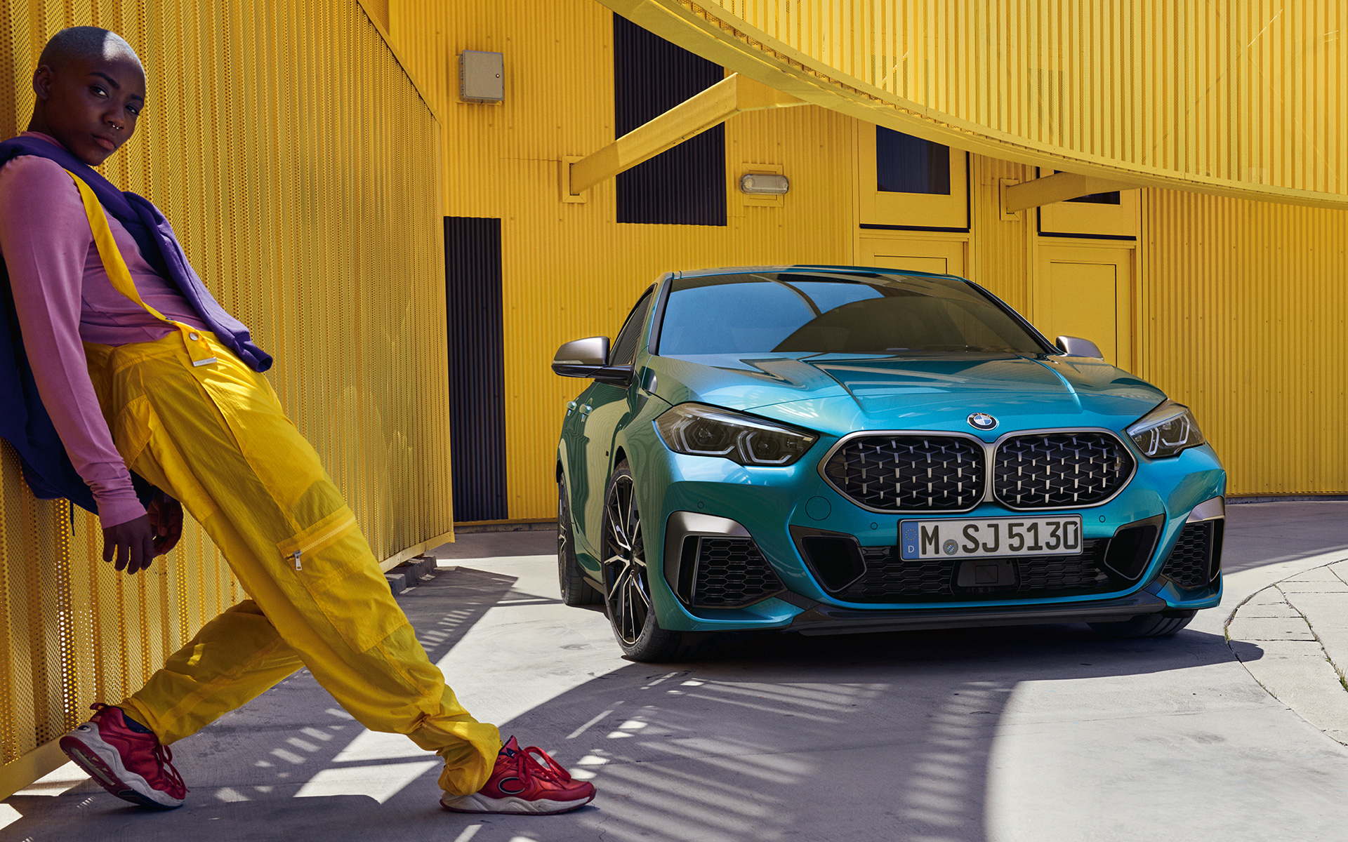 BMW Serie 2 Gran Coupé F44 con parrilla doble en diseño de rejilla Snapper Rocks Blue metalizado, vista de tres cuartos del frontal