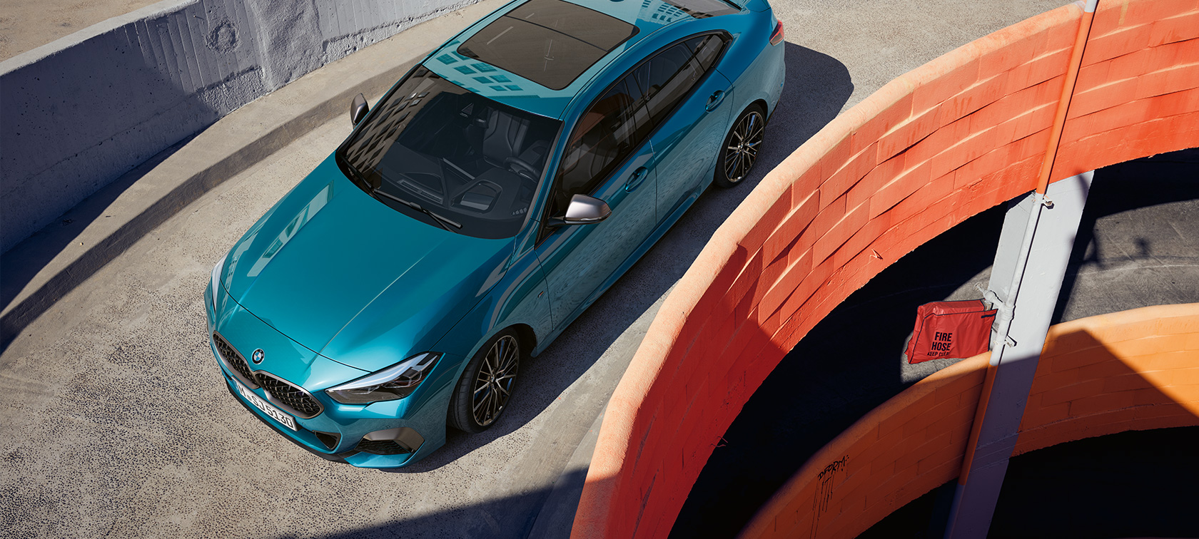 BMW Serie 2 Gran Coupé F44, vista de tres cuartos del frontal desde arriba BMW Serie 2 Gran Coupé F44 Snapper Rocks Blue metalizado, vista de tres cuartos del frontal desde arriba, en el techo
