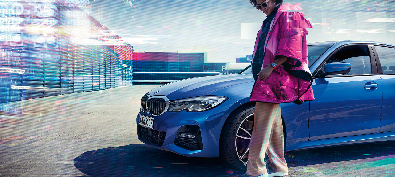 Vista de tres cuartos del frontal BMW Serie 3 BMW 330i Sedán G20 BMW Serie 3 BMW 330i Sedán G20 en color Portimao Blau metalizado, vista de tres cuartos del frontal