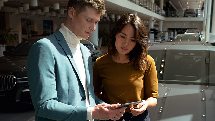 Empleado de BMW asesora a una clienta