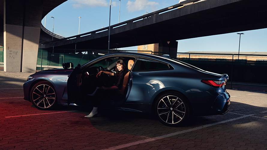 BMW Serie 4 Coupé G22 2020 Arctic Race Blue metalizado Vista de tres cuartos del frontal