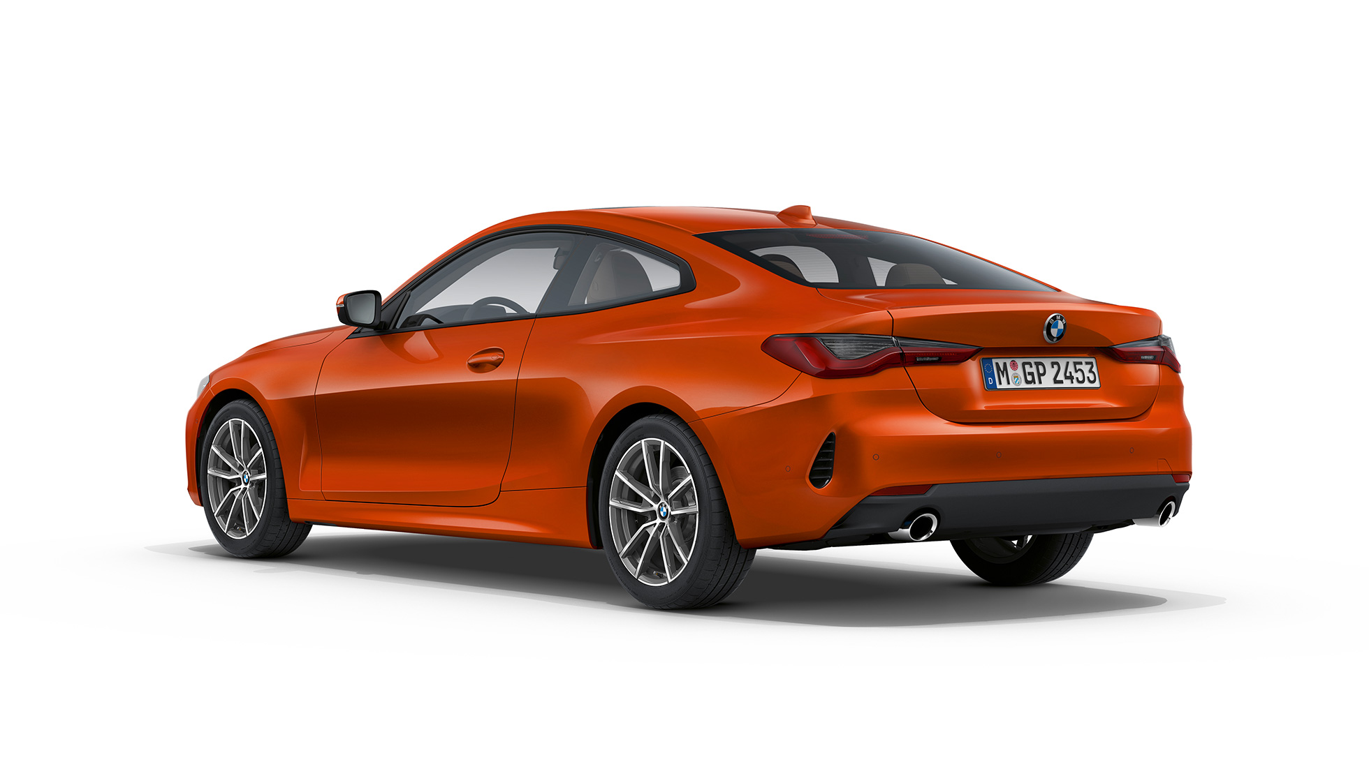 Vista de tres cuartos de la zaga BMW Serie 4 Coupé Equipamiento de serie G22 2020 BMW Serie 4 Coupé G22 2020 Equipamiento de serie Sunset Orange metalizado Vista de tres cuartos de la zaga