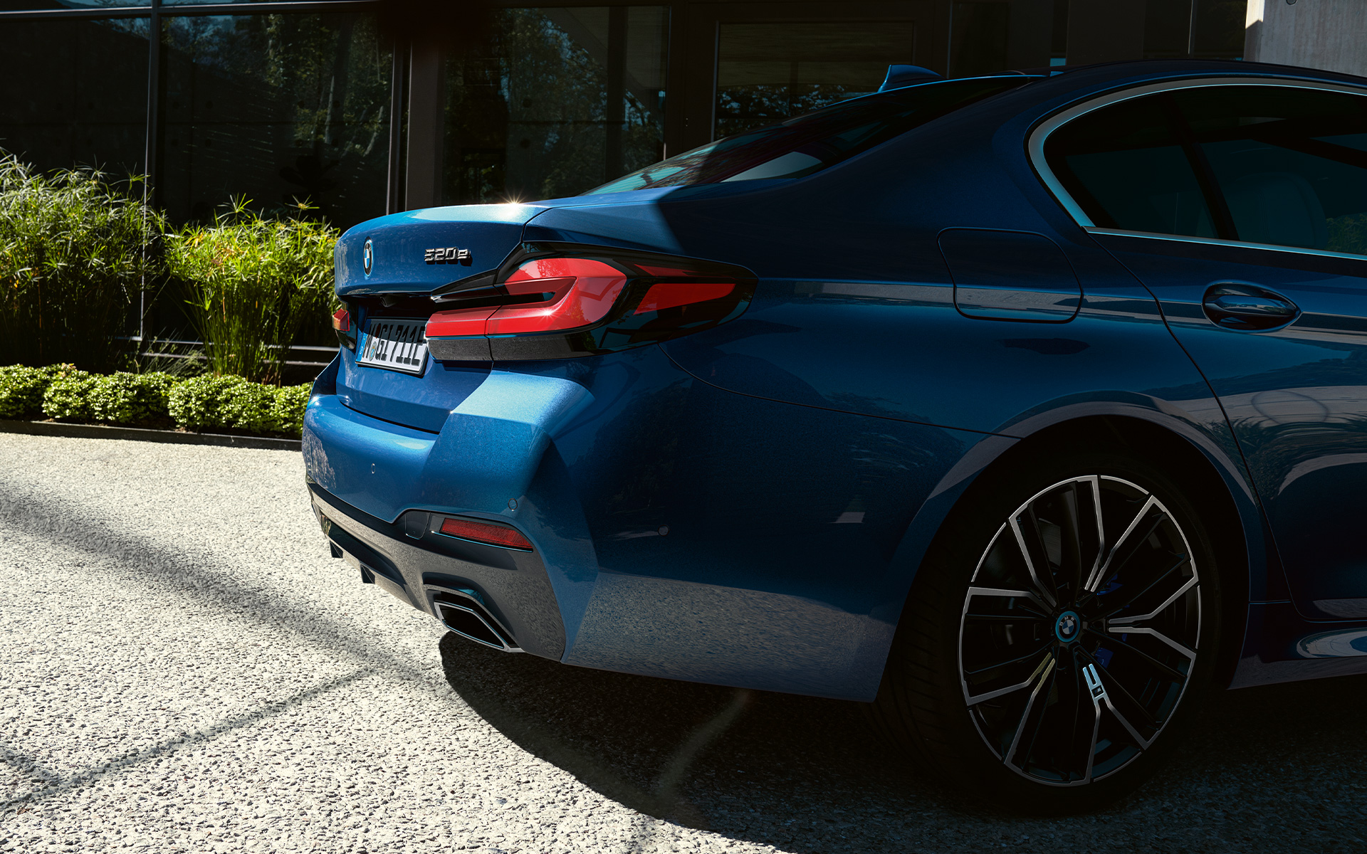 Faldón trasero BMW Serie 5 G30 Tubos de escape de forma libre BMW Serie 5 G30 Renovación 2020 Phytonic Blue, primer plano, zaga