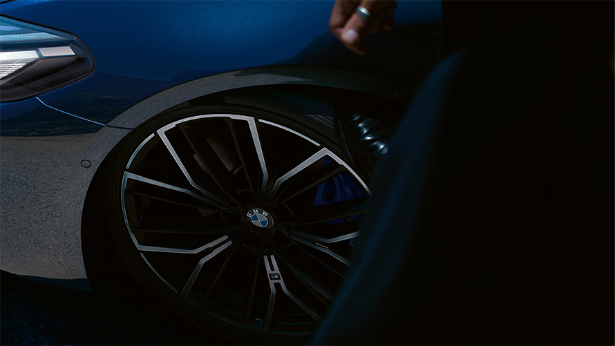 Llanta de aleación ligera M Y 846 M BMW Serie 5 G30 Renovación 2020 Phytonic Blue, primer plano