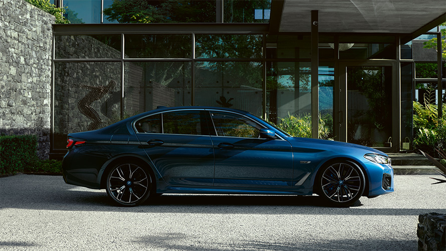 Exterior BMW Serie 5 G30 BMW Serie 5 G30 Renovación 2020 Phytonic Blue, vista lateral, aparcado