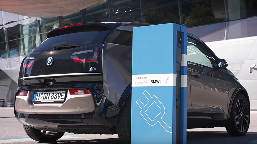 BMW i3 en un punto de carga, vista de tres cuartos de la zaga