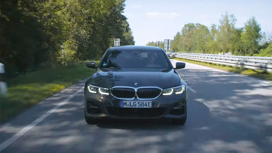 BMW Híbrido Enchufable, en marcha por una carretera, vista del frontal