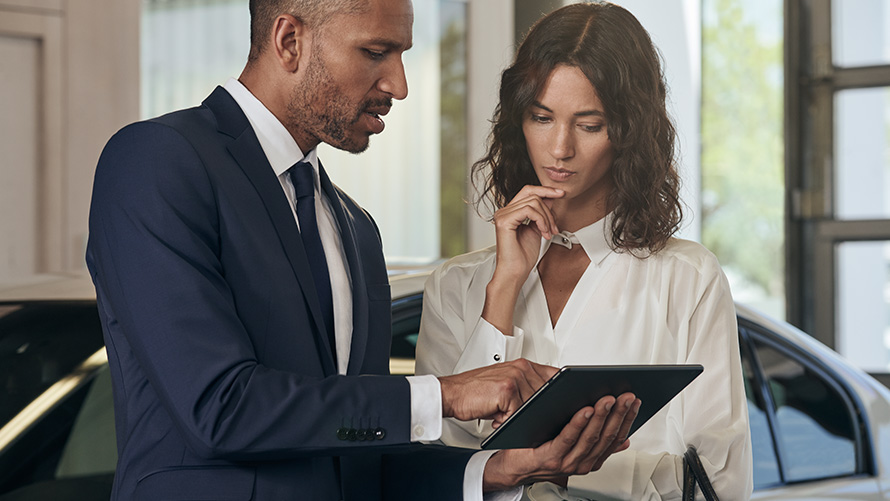 El personal de BMW asesora a una clienta