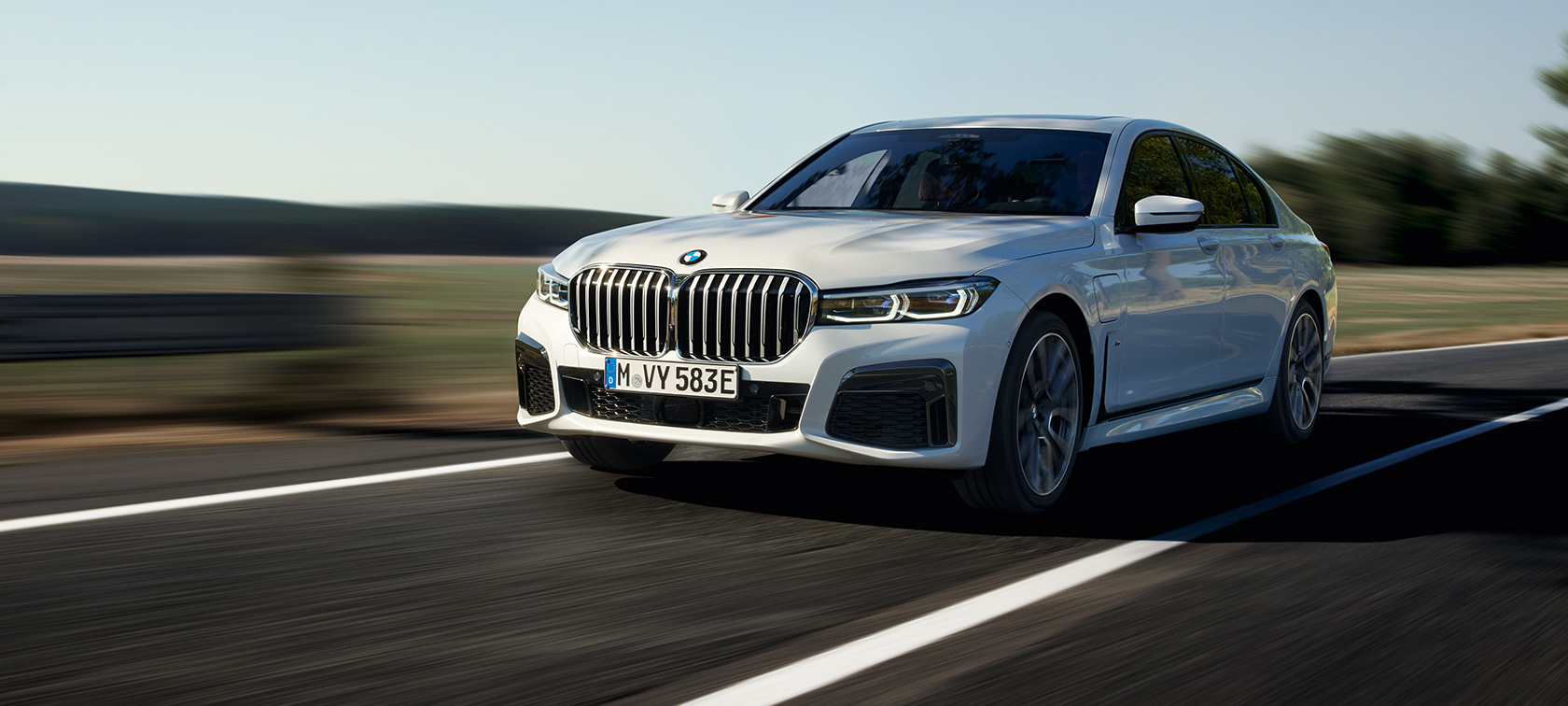 BMW Serie 7 Híbrido Enchufable G11 G12 vista de tres cuartos del frontal, circulando por la carretera