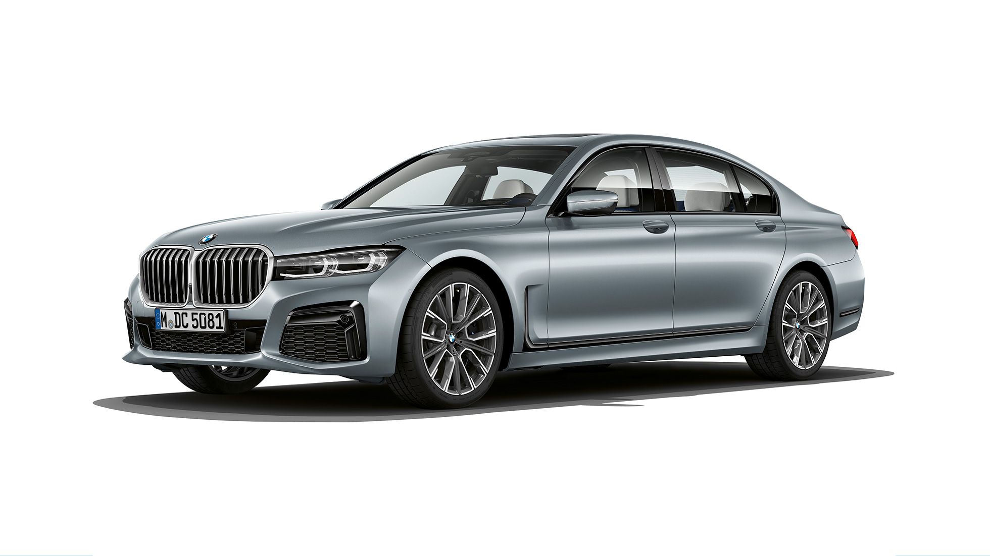 BMW Serie 7 Sedán Gris, paquete M Sport en vista frontal de tres cuartos